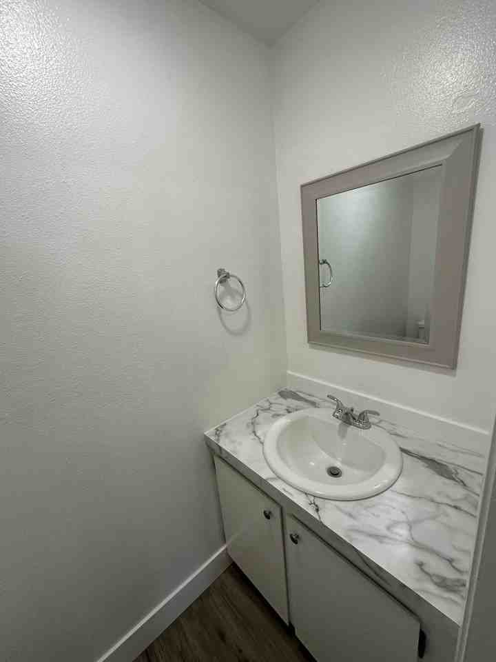 605 Andrew Street, Unit A - Photo 5 of 13
