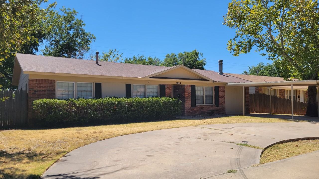 1925 70th St - Photo 3 of 38