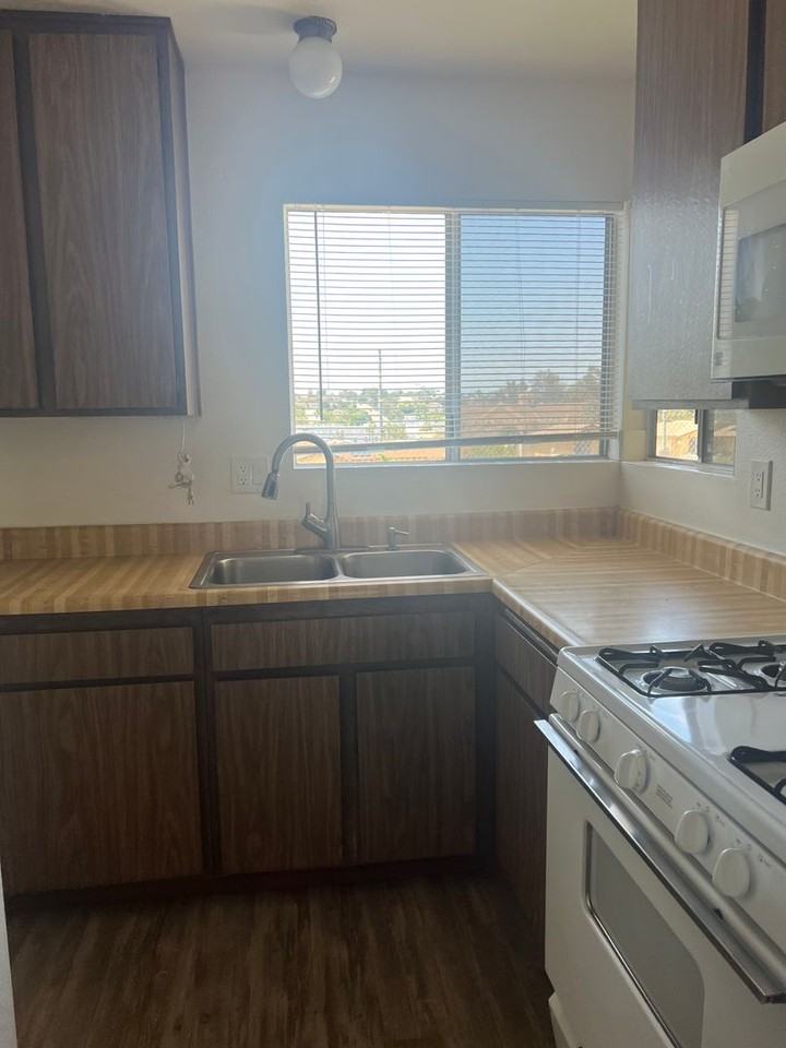 4537 Royal Oak Dr - Photo 4 of 11