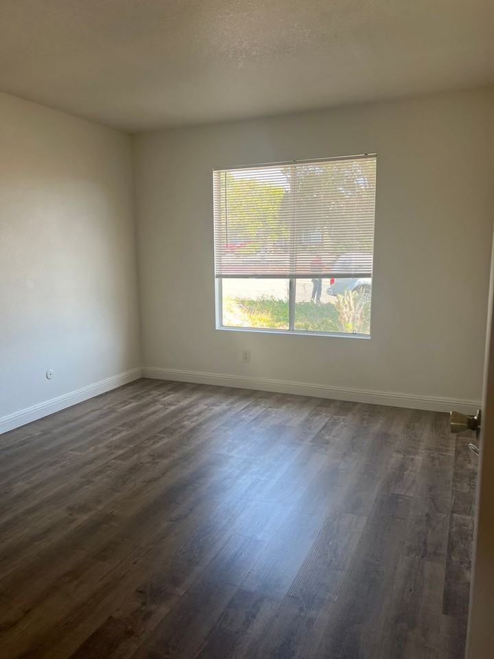 4537 Royal Oak Dr - Photo 7 of 11