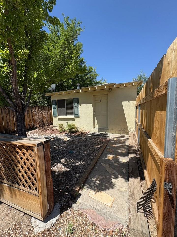 2304 N Sierra Hwy - Photo 3 of 9