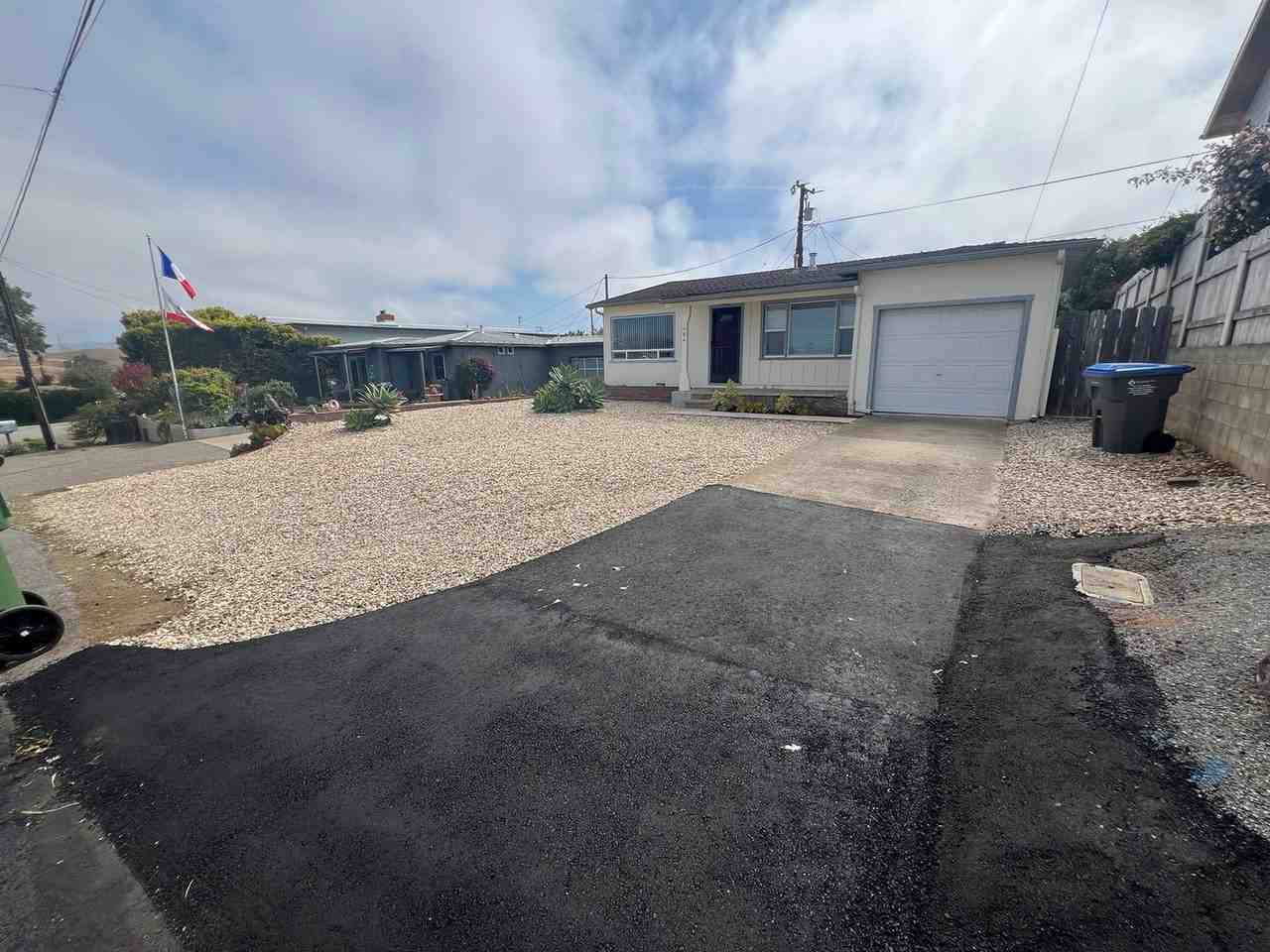 464 Arbutus Ave - Photo 2 of 23