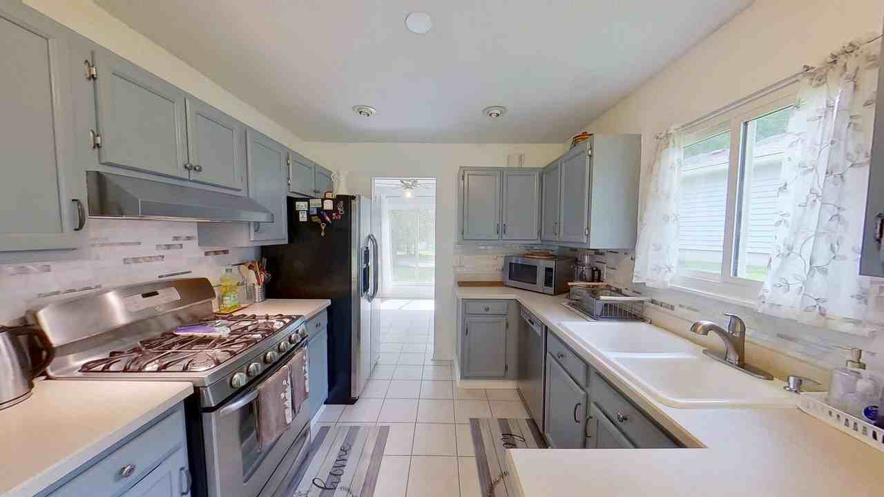 9338 Aylesbury Ln - Photo 2 of 47
