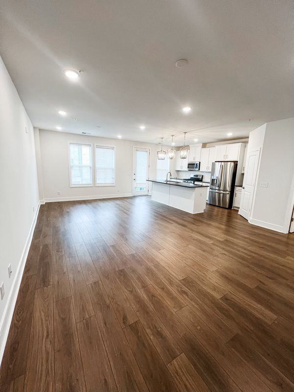 43539 Farringdon Sq - Photo 3 of 13