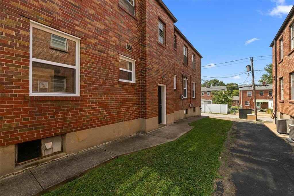 3927 Jamieson Ave #1W - Photo 3 of 8