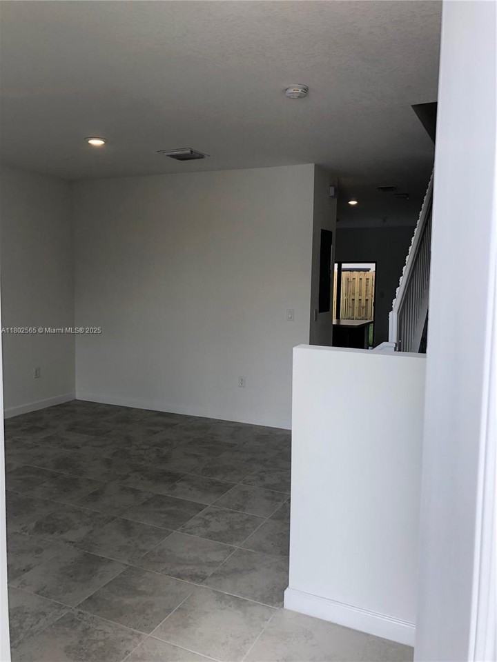 24832 Sw 114th Ave #24832 - Photo 3 of 8