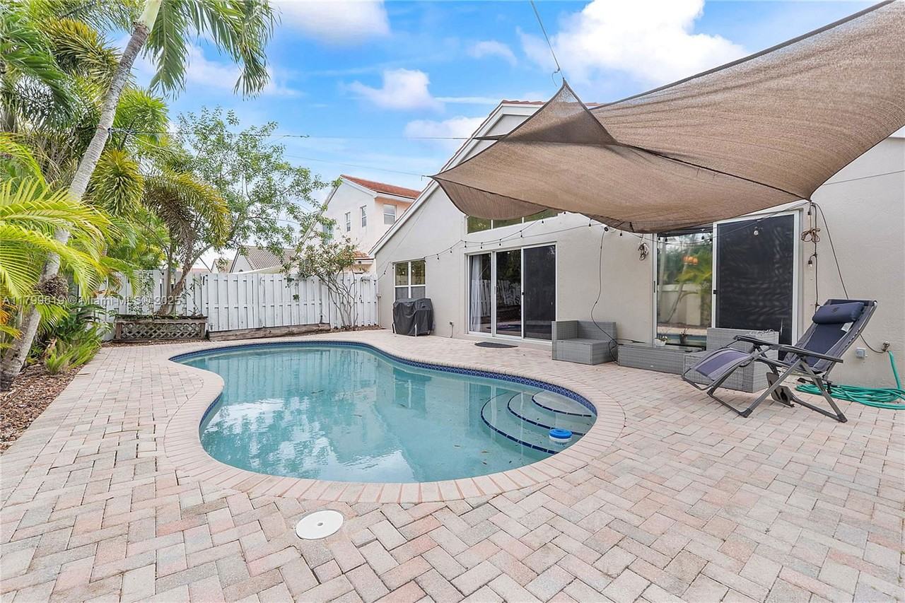 4945 Sw 34th Ter - Photo 2 of 8