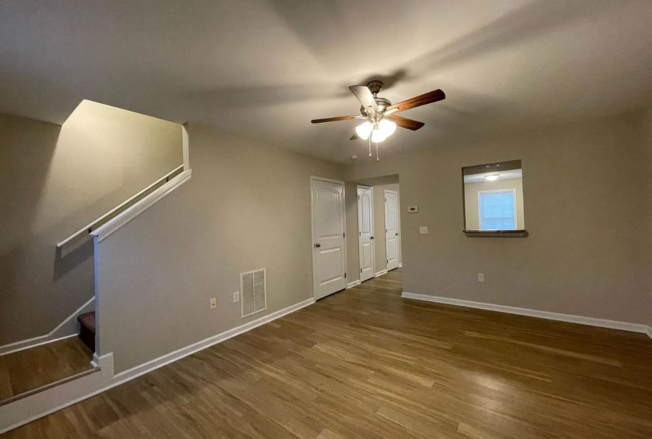 1009 Autumn Leaf Dr - Photo 2 of 7