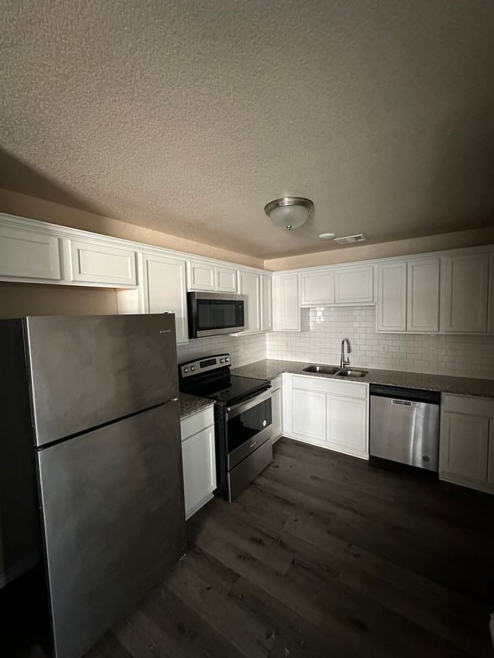 1018 Zora Dr #B - Photo 4 of 14