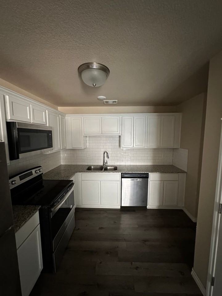 1018 Zora Dr #B - Photo 5 of 14