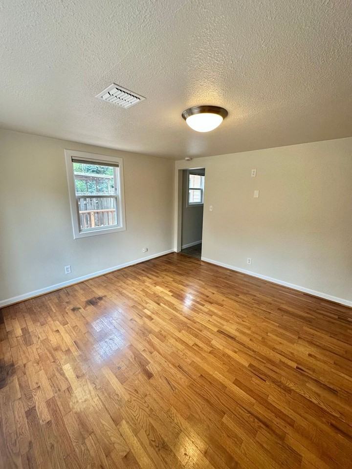 15224 5th Ave Ne - Photo 5 of 31