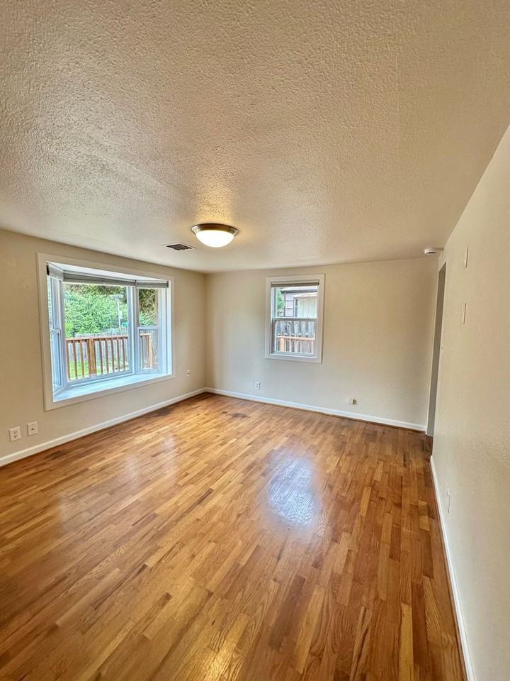 15224 5th Ave Ne - Photo 7 of 31