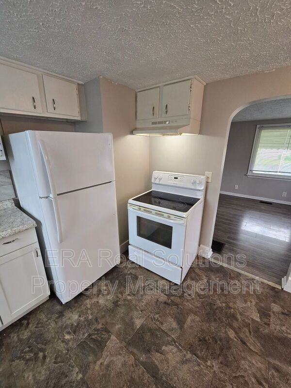 584 N Champion Ave - Photo 2 of 19
