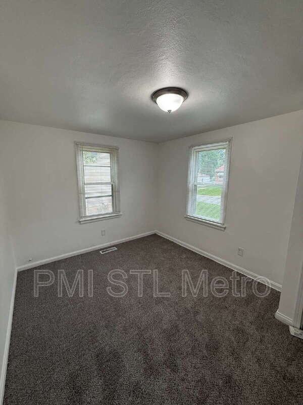 240 Reasor Dr - Photo 6 of 9