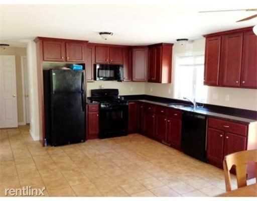 218 Hart St #B - Photo 2 of 4