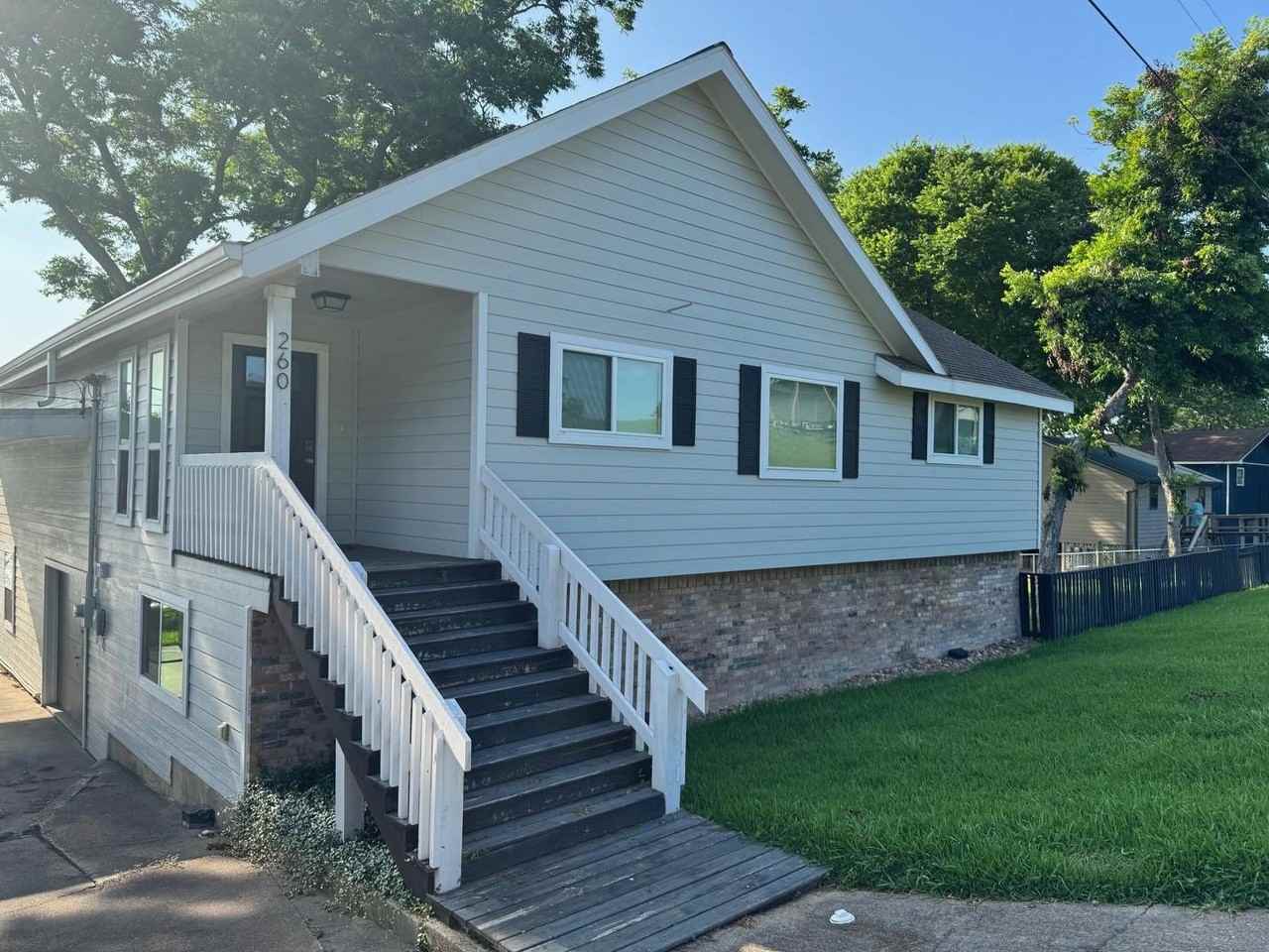 260 Shoreline Dr - Photo 2 of 12