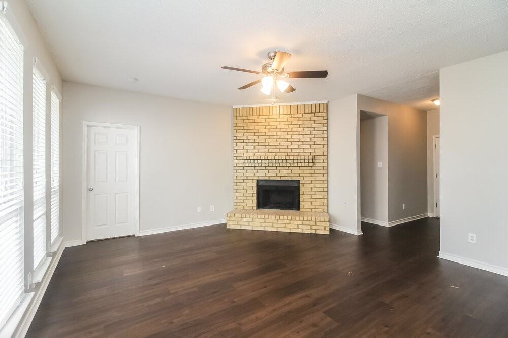 1528 Warwick Dr - Photo 3 of 15