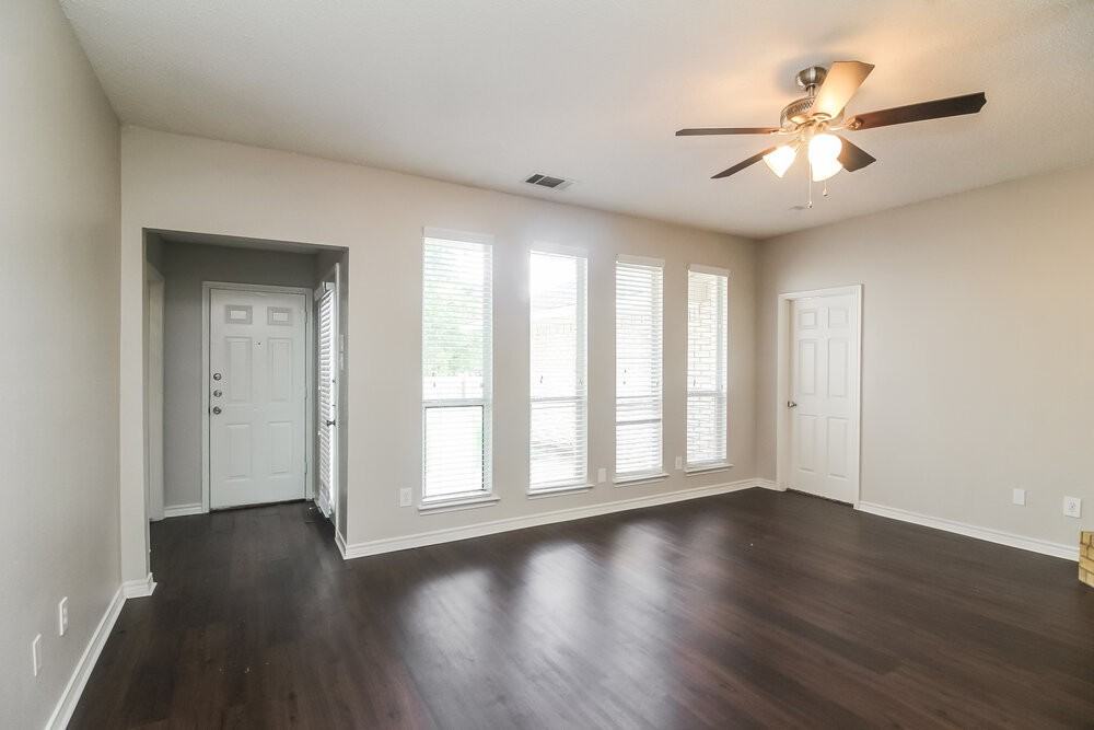 1528 Warwick Dr - Photo 4 of 15