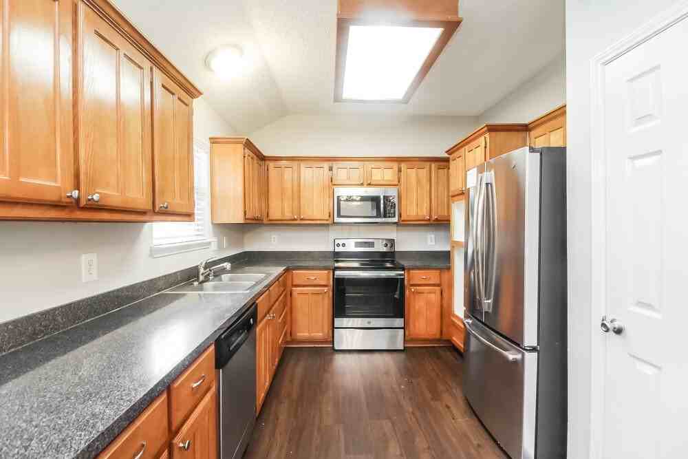 1528 Warwick Dr - Photo 5 of 15