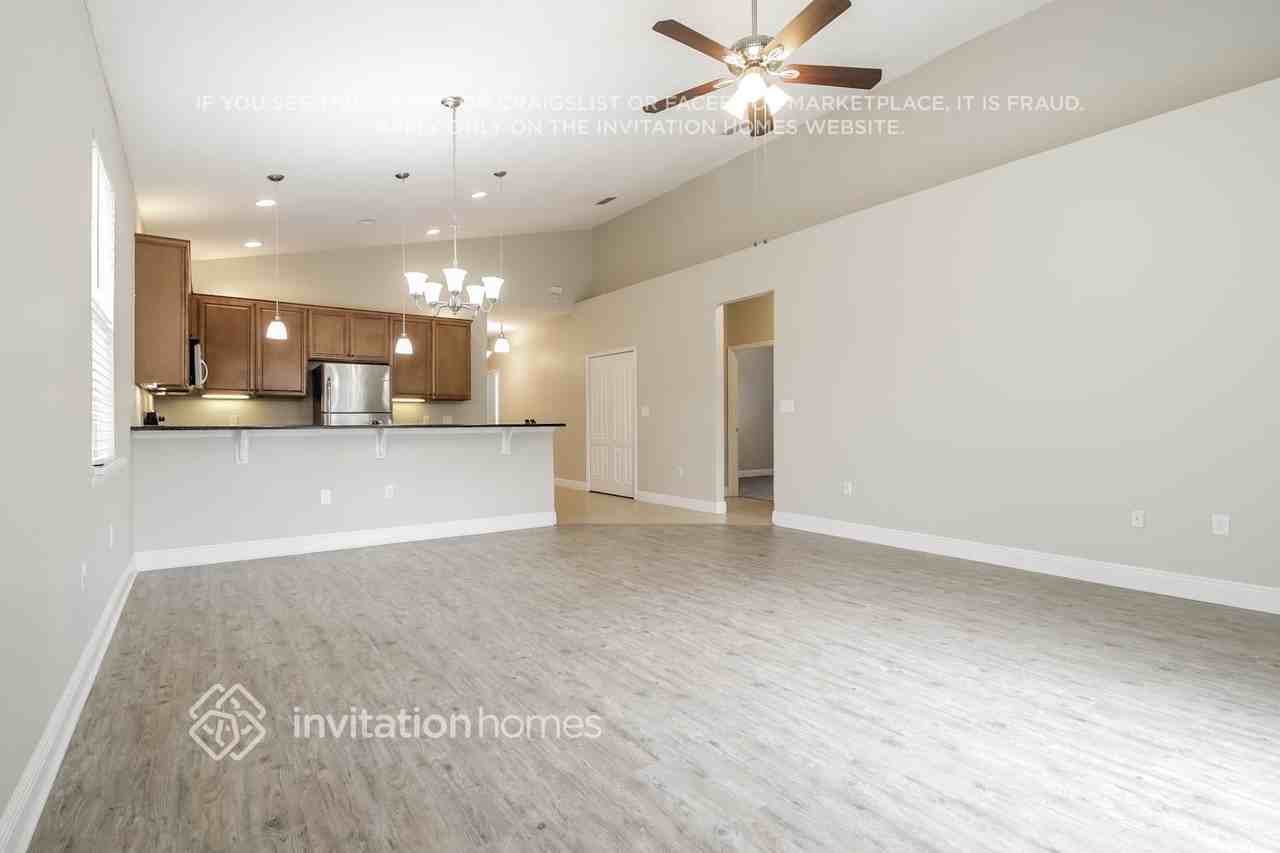 521 Hibiscus Cove Dr - Photo 3 of 13