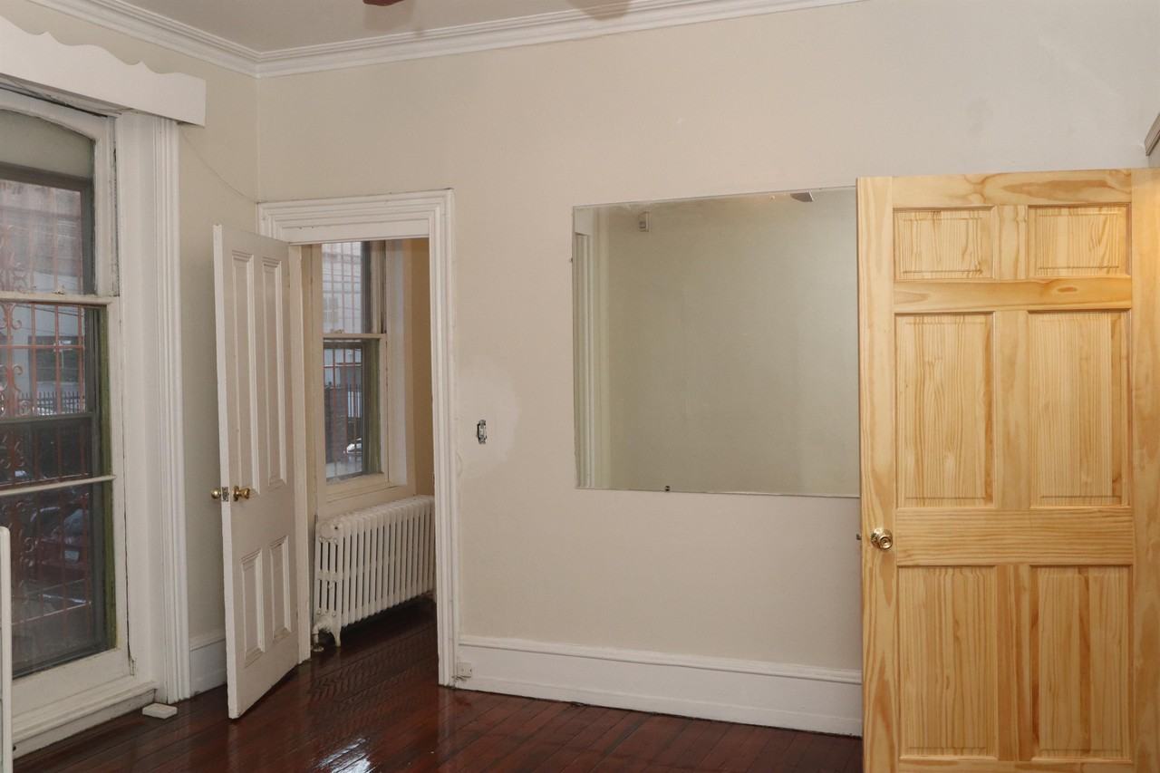 110 S 42nd St #1R - Photo 7 of 17