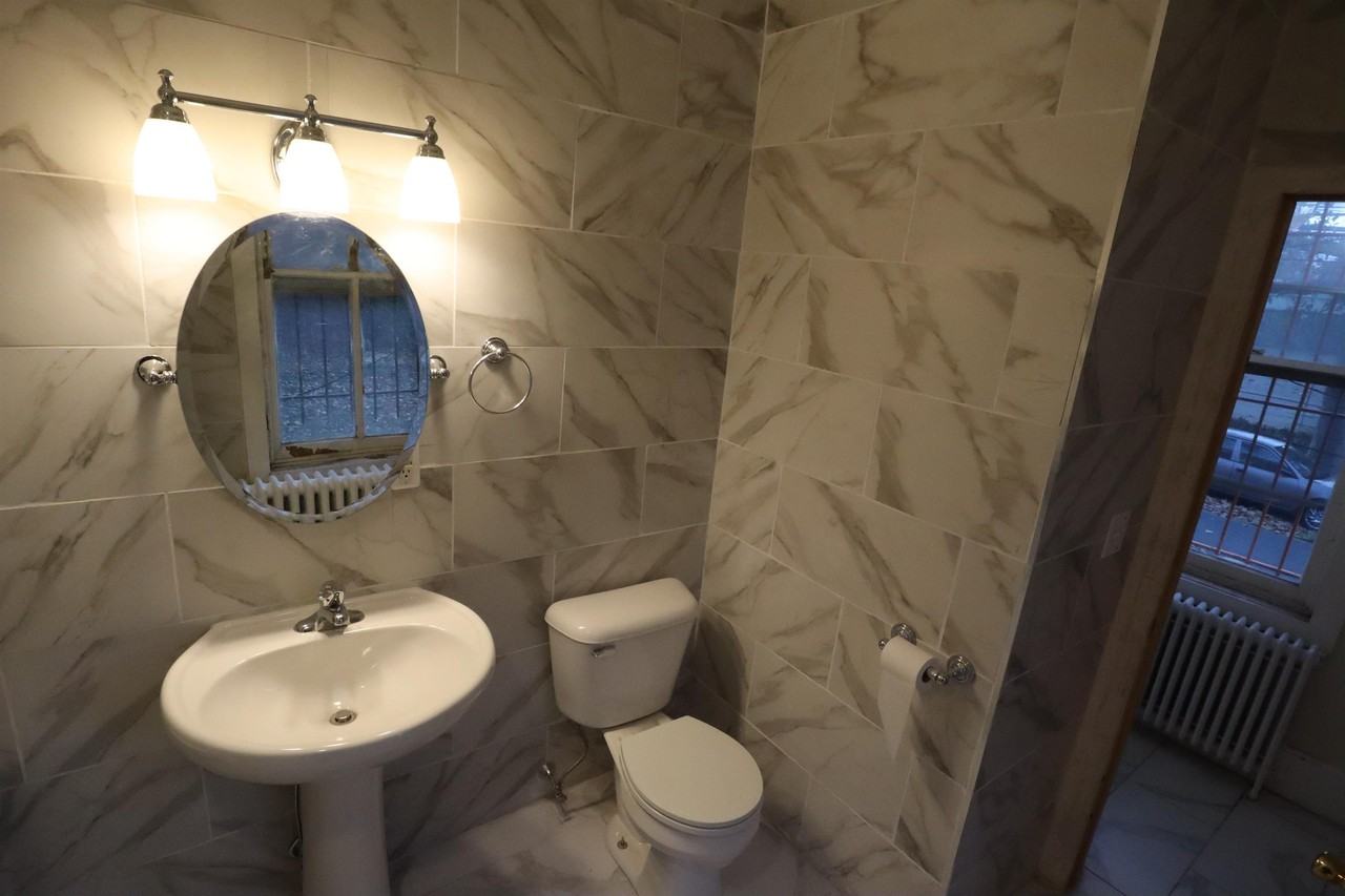 110 S 42nd St #1R - Photo 4 of 17