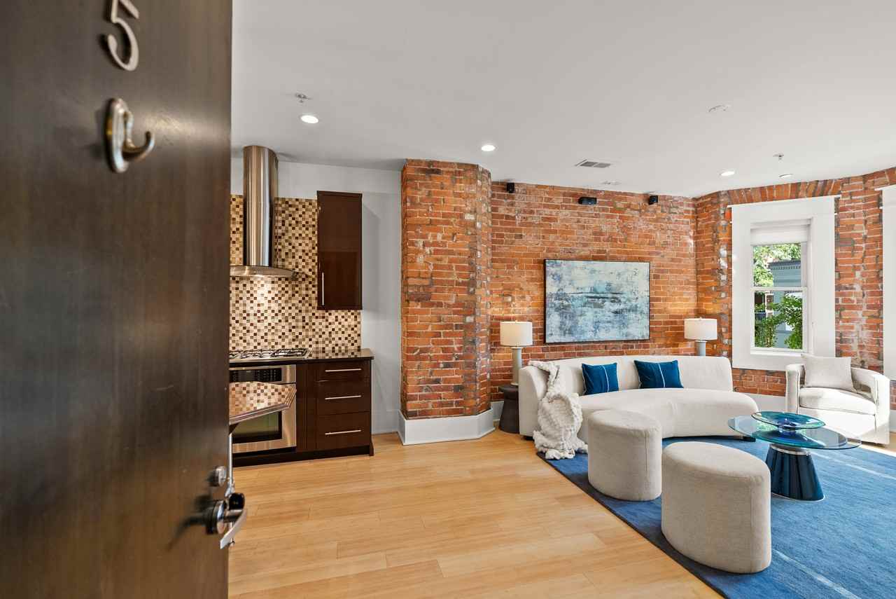 1617 Swann St NW #5 - Photo 3 of 14