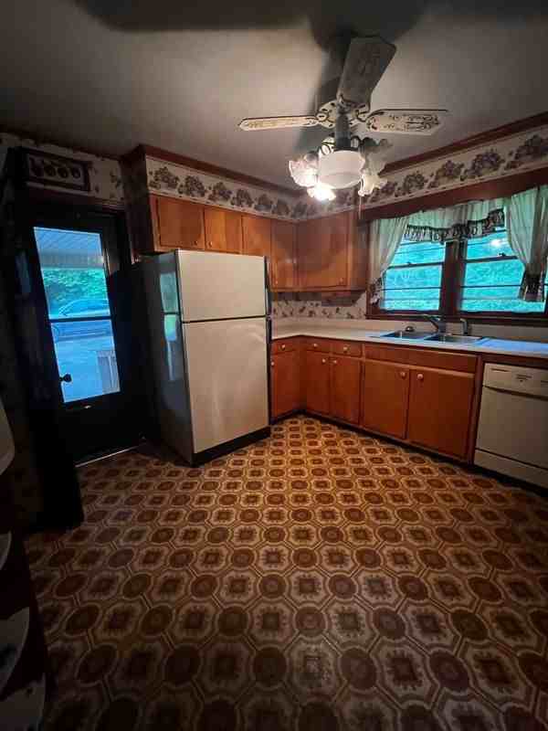 1864 Tanglewood Rd - Photo 2 of 26