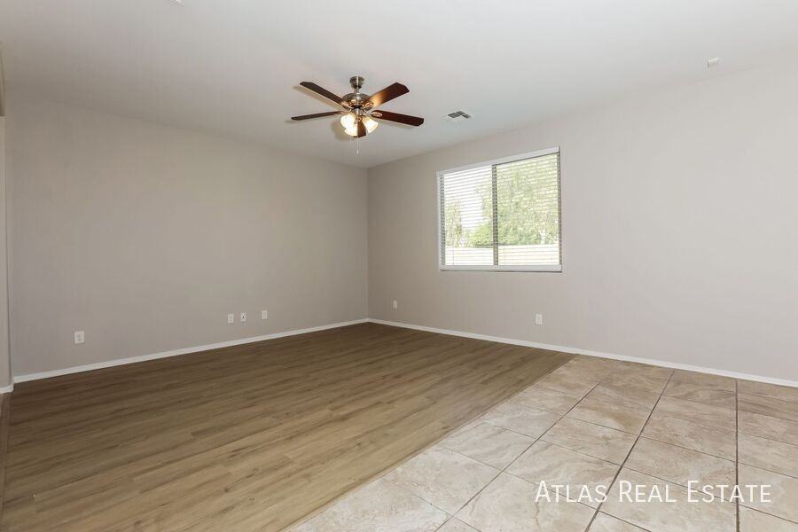 12176 W Chase Ln - Photo 3 of 22