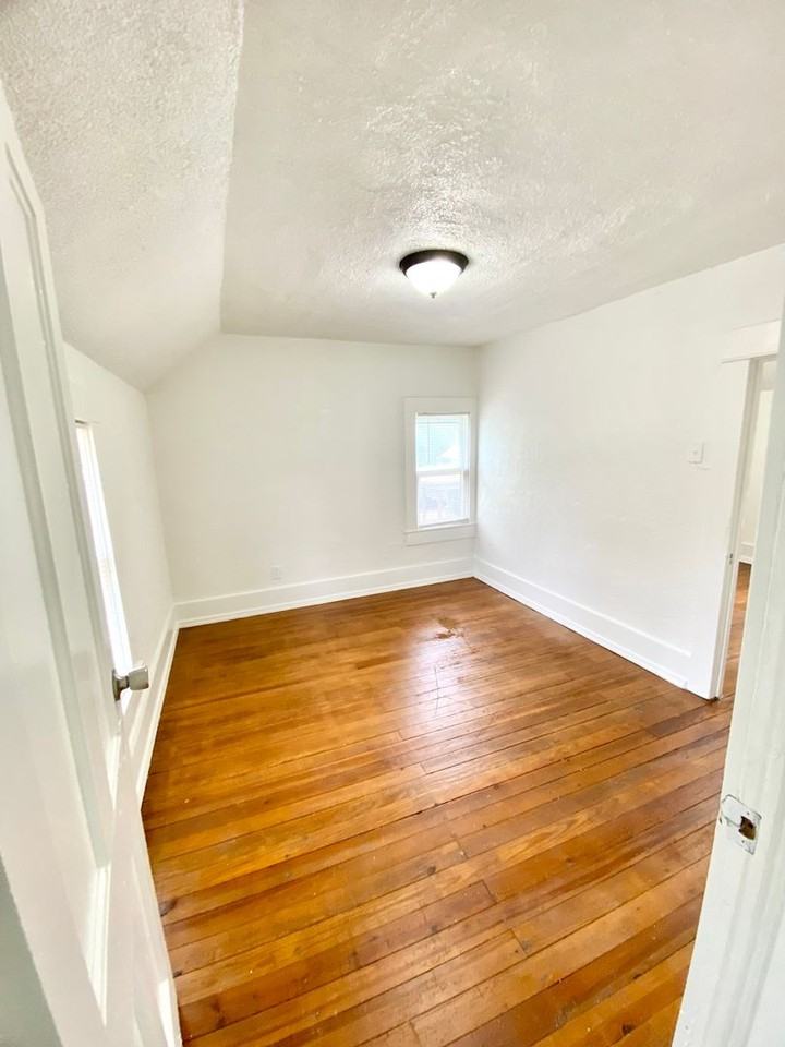 505 W Oak St - Photo 2 of 10