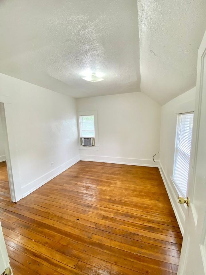 505 W Oak St - Photo 3 of 10