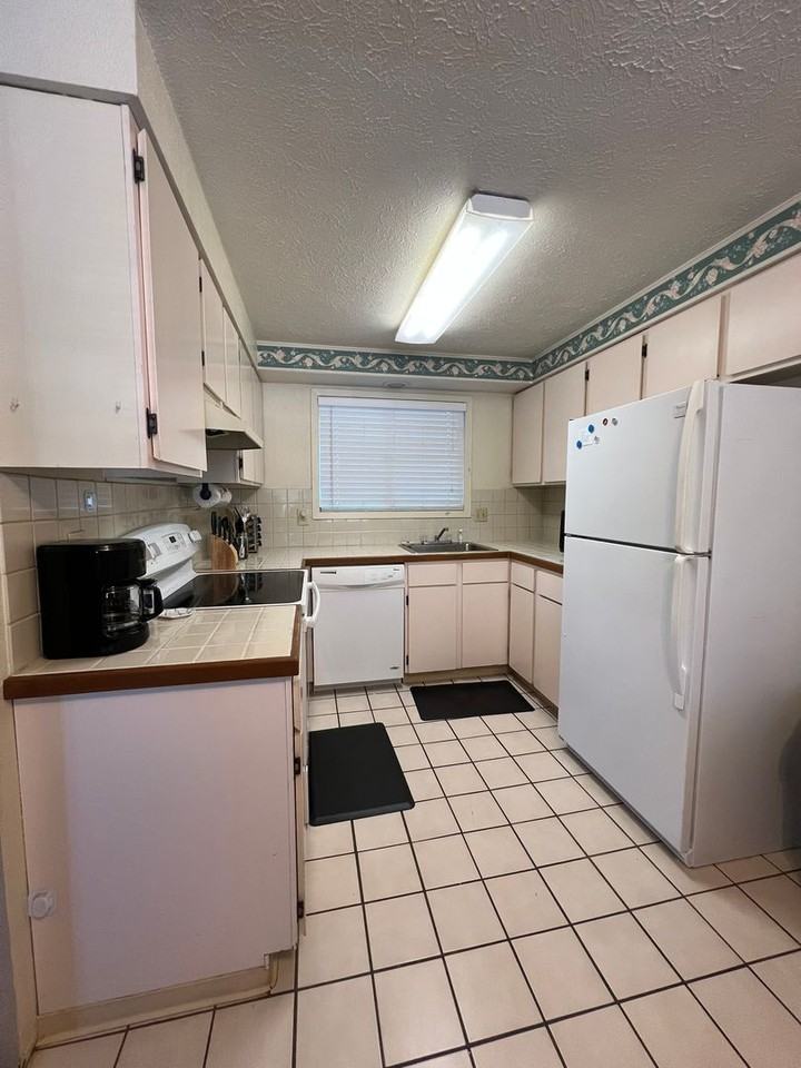 2121 N Eldorado Ave ##03 - Photo 3 of 6