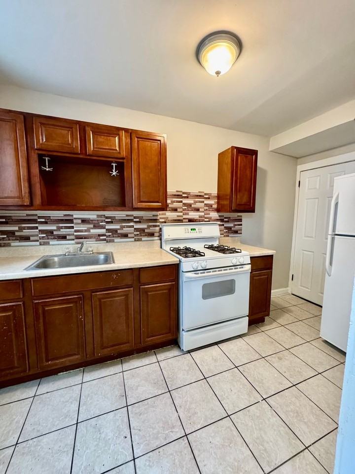 2628 S Lloyd St - Photo 2 of 18