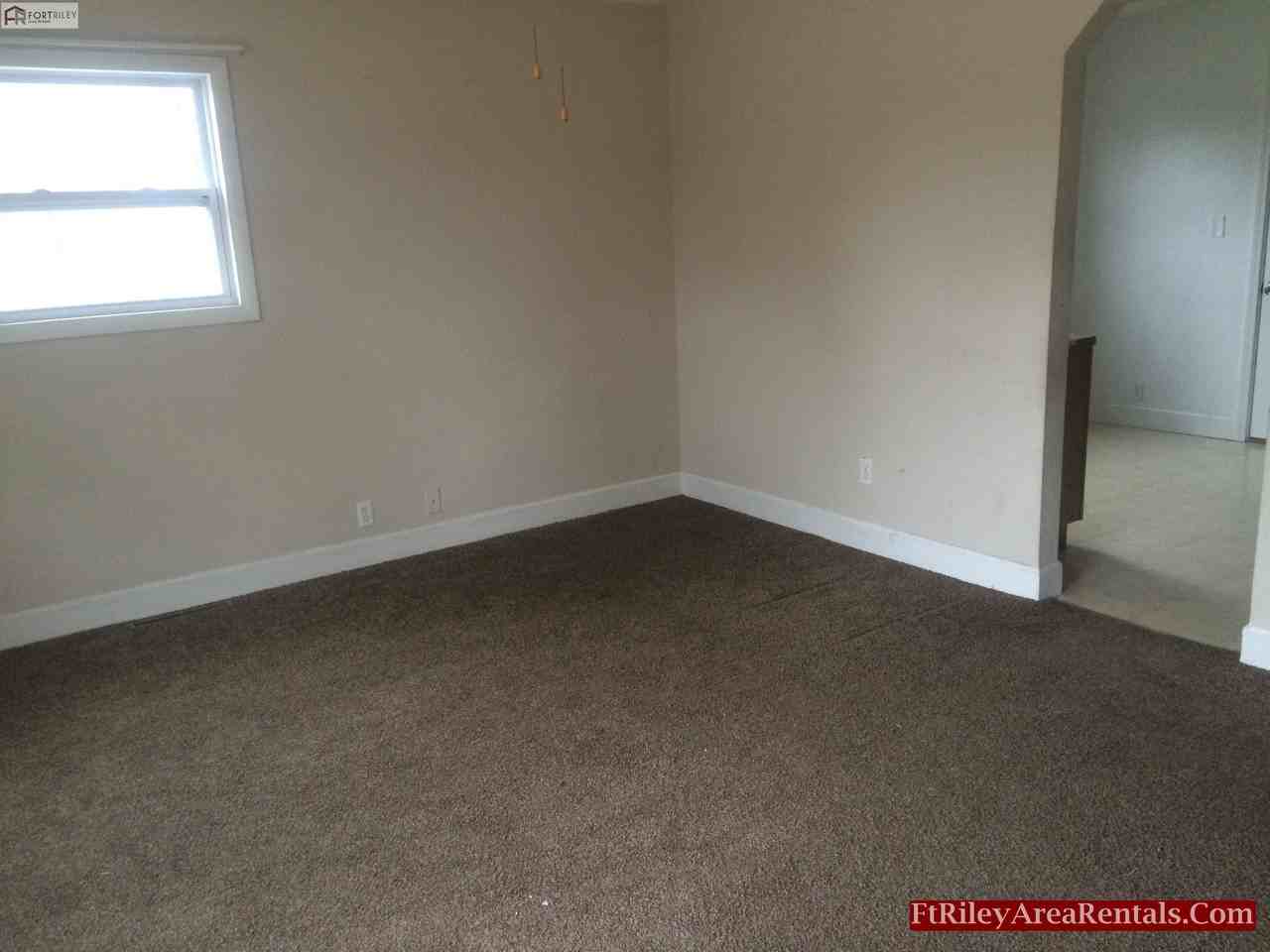 635 W 11th St - Photo 2 of 14