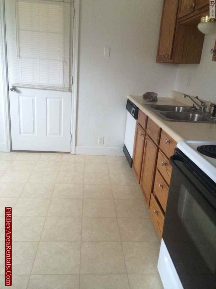 635 W 11th St - Photo 3 of 14