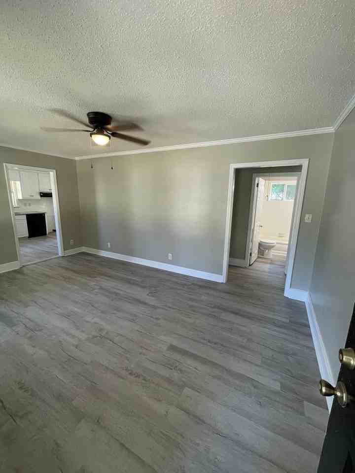 1214 Elizabeth Rd W - Photo 2 of 17