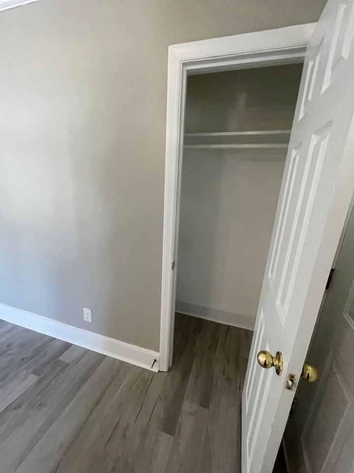 1214 Elizabeth Rd W - Photo 3 of 17