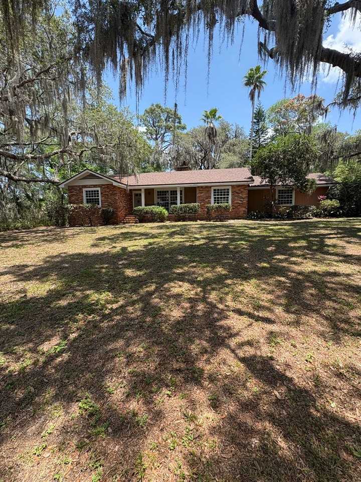 2227 Country Club Dr