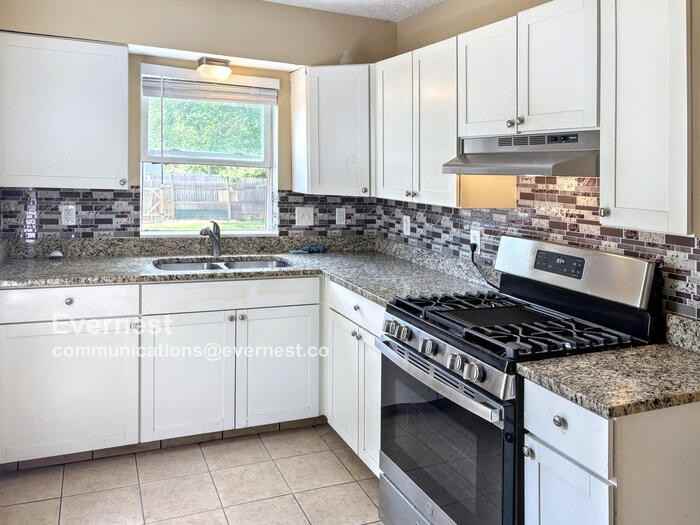 471 Whitethorne Ave - Photo 2 of 16