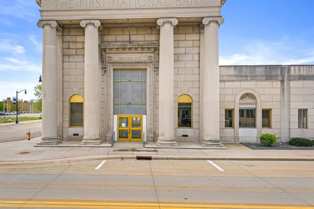 311 W Grand Ave - Photo 2 of 40