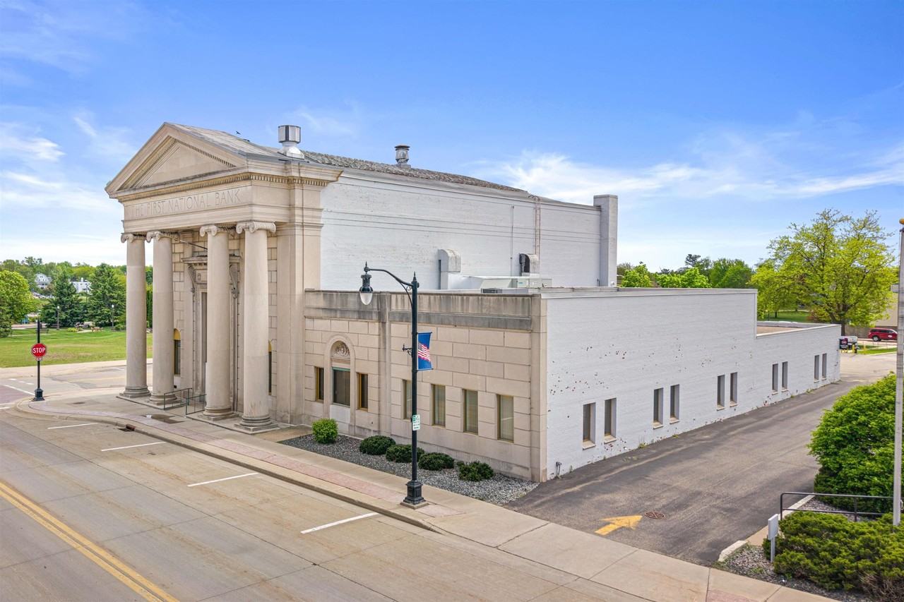 311 W Grand Ave - Photo 3 of 40