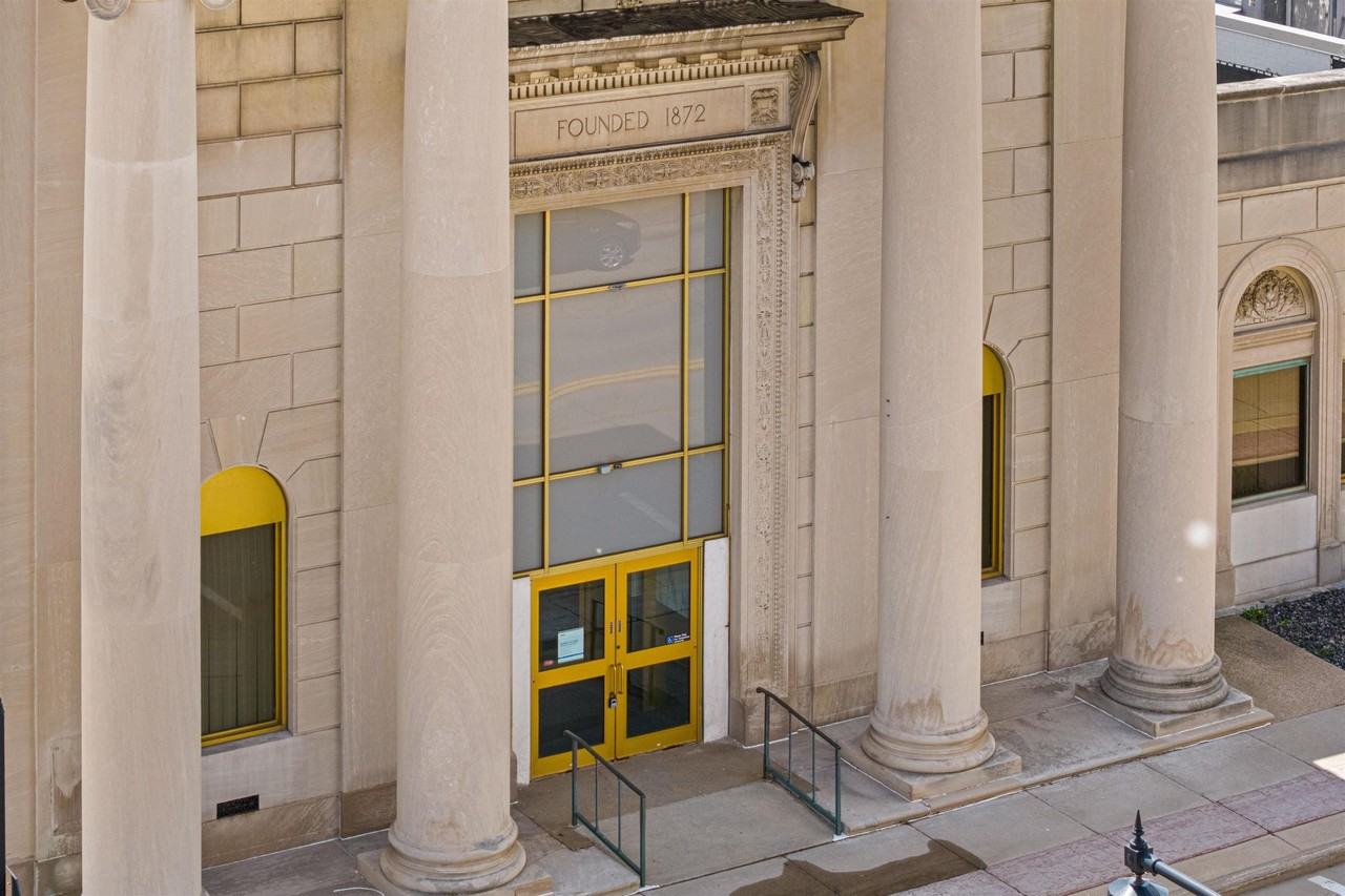 311 W Grand Ave - Photo 5 of 40