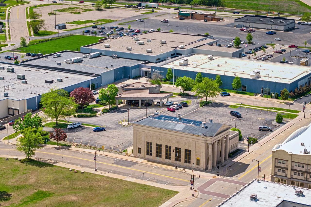 311 W Grand Ave - Photo 6 of 40