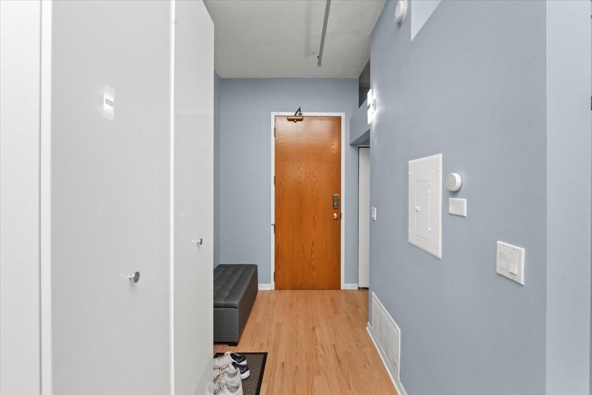 633 S Plymouth Ct #809 - Photo 2 of 12