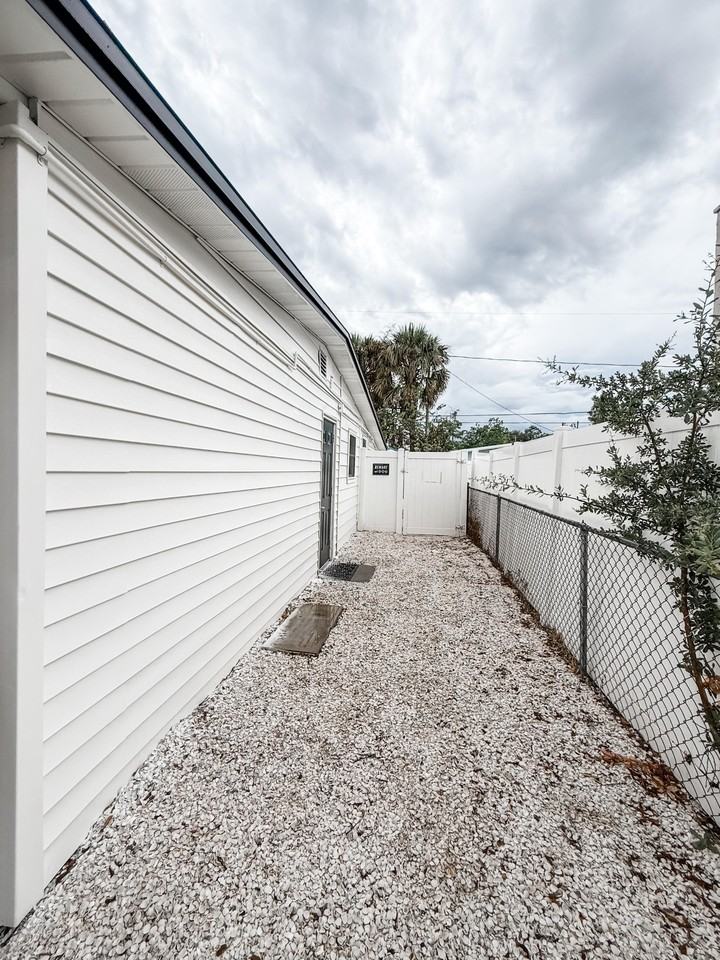 Cresthill Dr - Photo 3 of 12