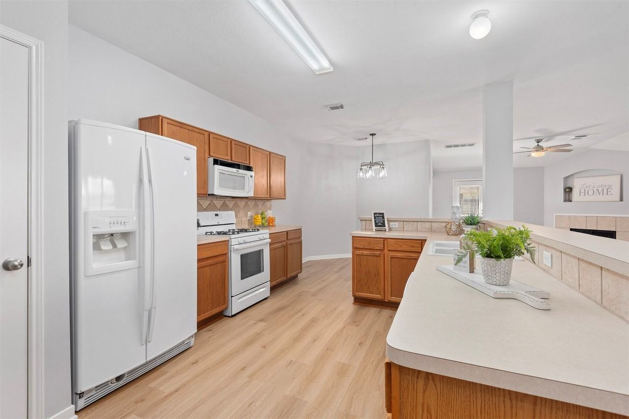 11811 Skydale Dr - Photo 5 of 27