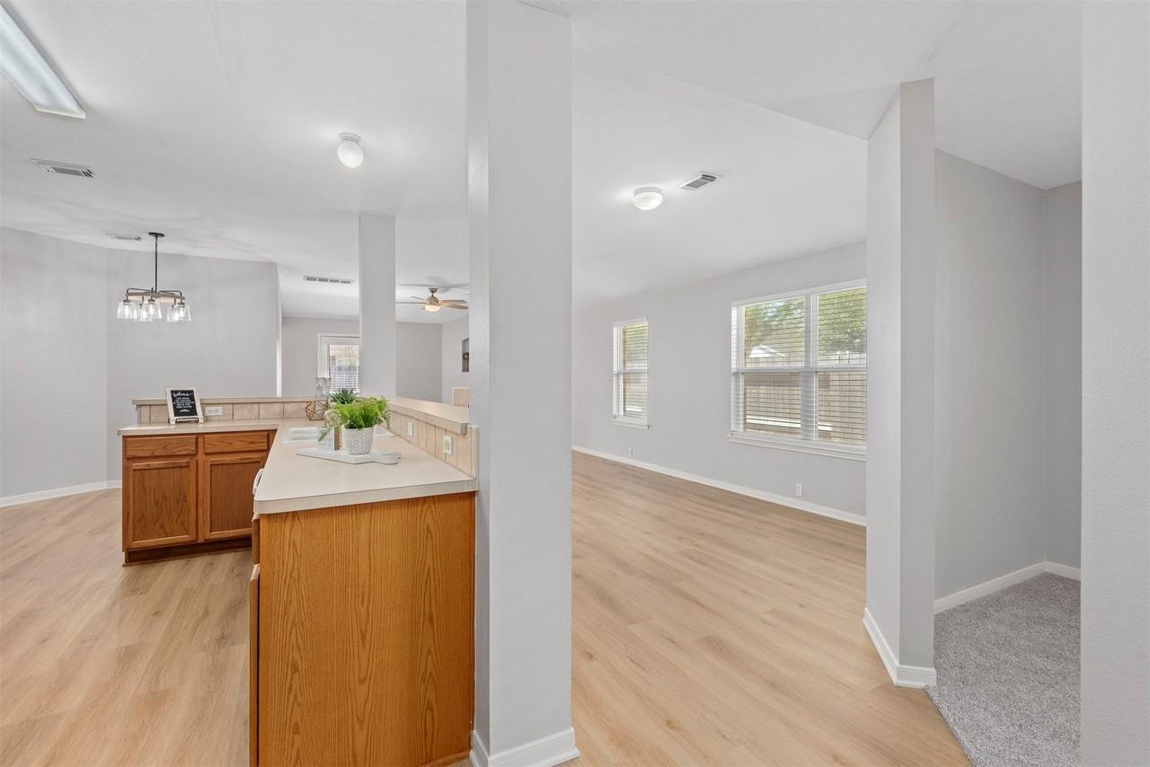 11811 Skydale Dr - Photo 6 of 27