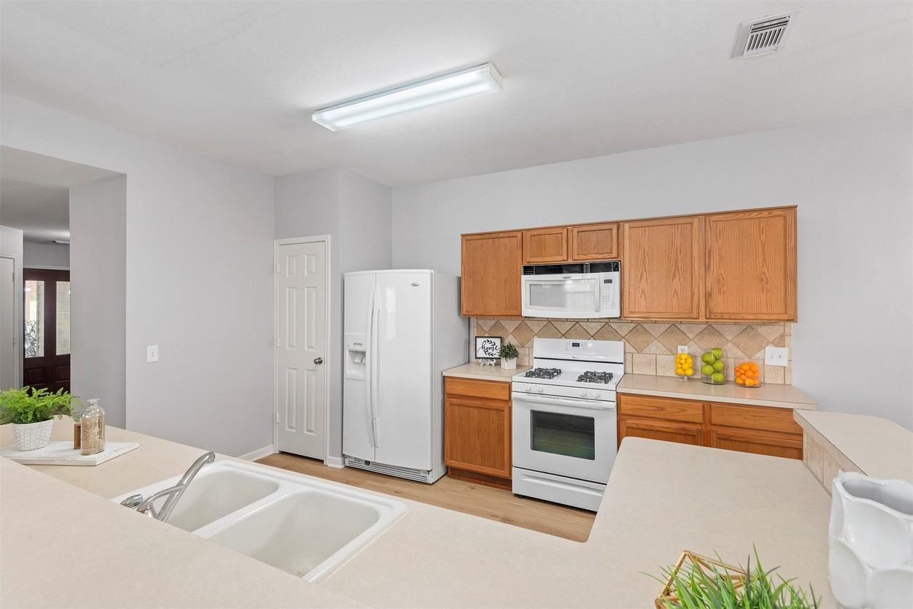 11811 Skydale Dr - Photo 7 of 27