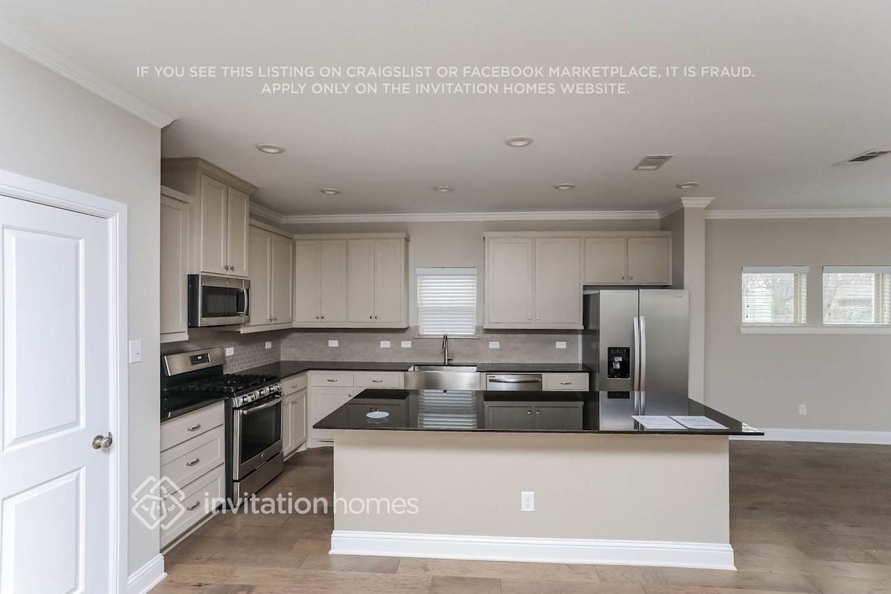 2701 Mission St - Photo 4 of 17