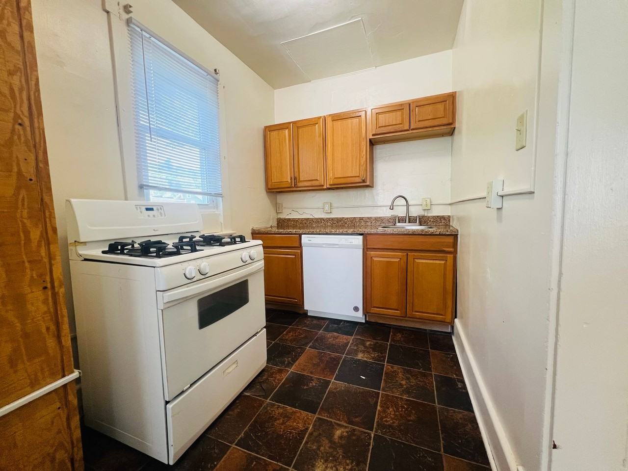 759 Garrison Ave - Photo 7 of 15